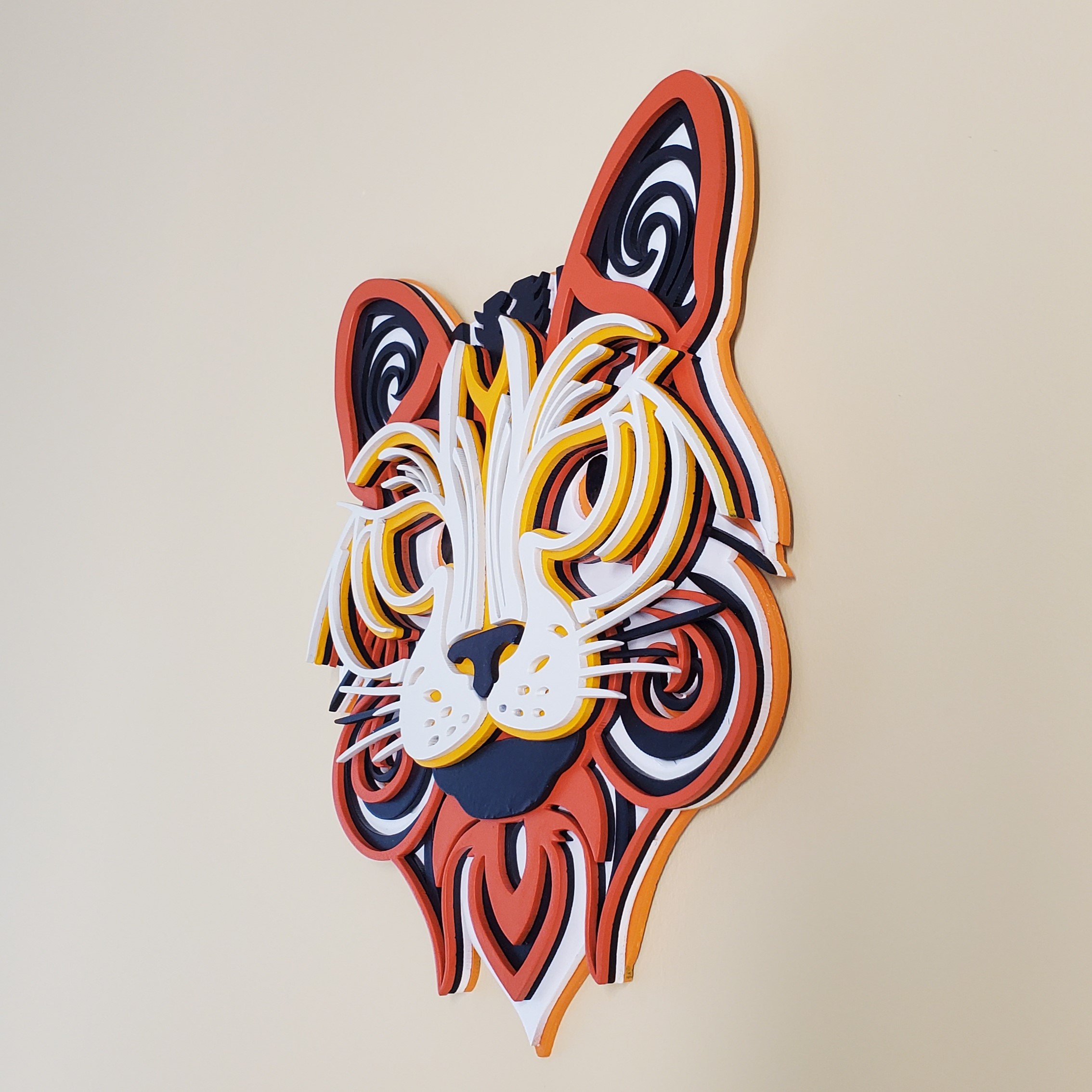 Illustration relief d’Ikena le chat, décoration murale bois dans un intérieur - vue de côté