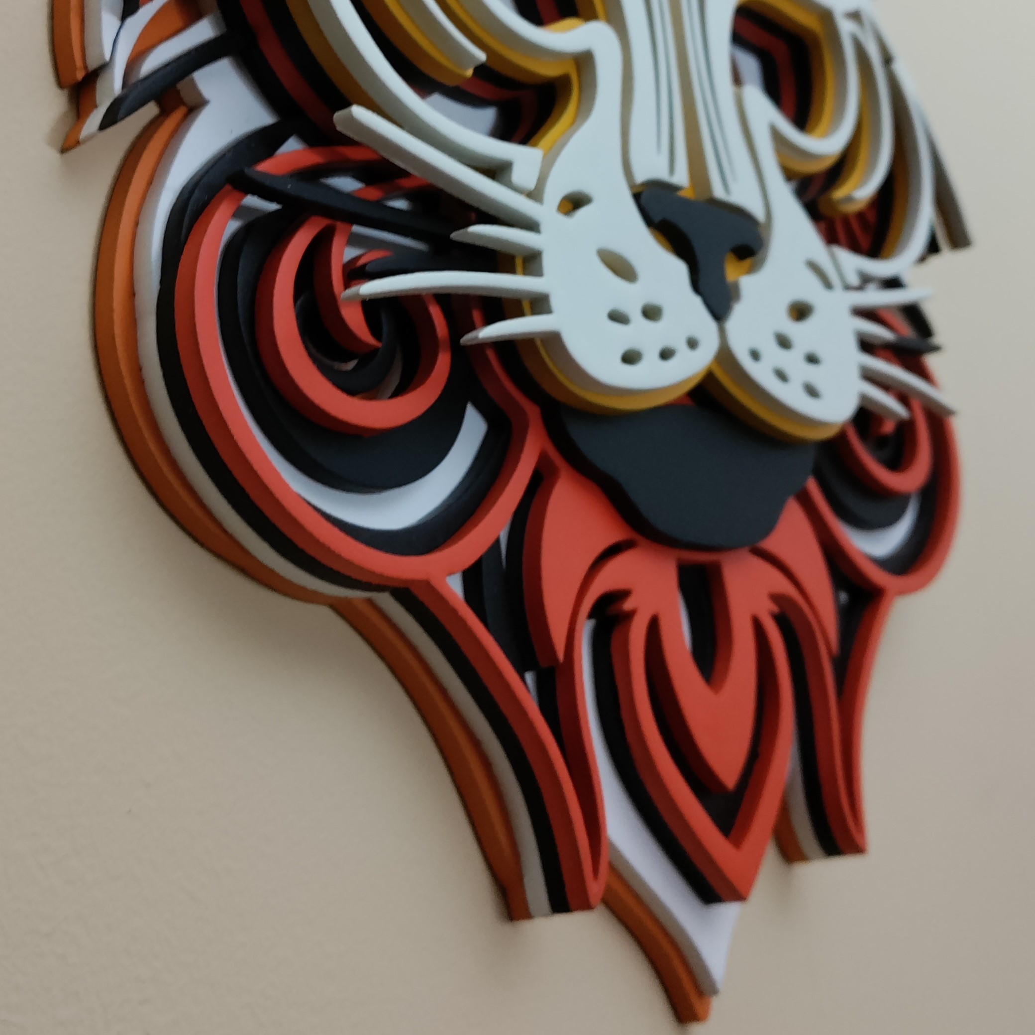 Illustration relief d’Ikena le chat, décoration murale bois dans un intérieur - vue de côté dessous