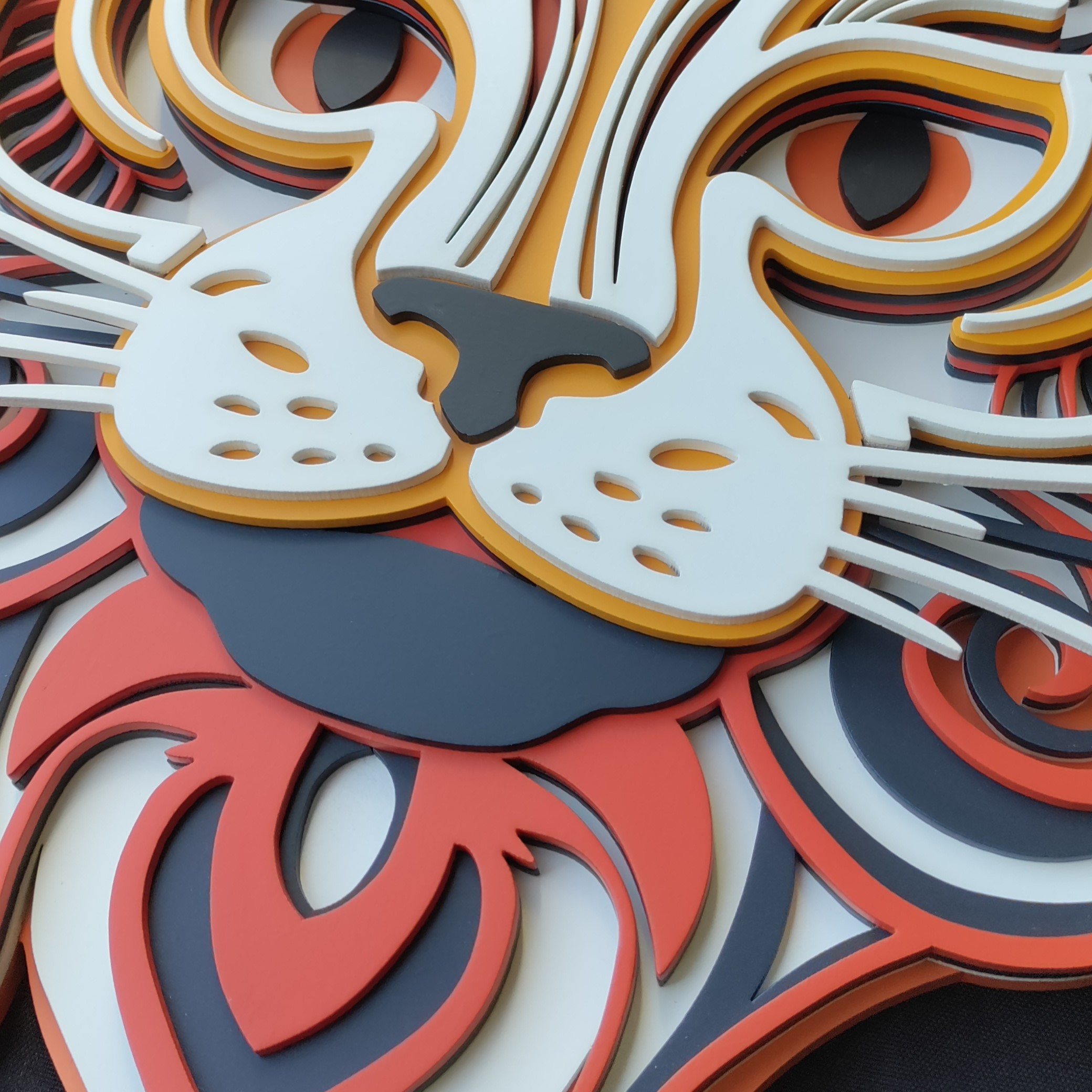Illustration relief d’Ikena le chat, décoration murale bois dans un intérieur - zoom