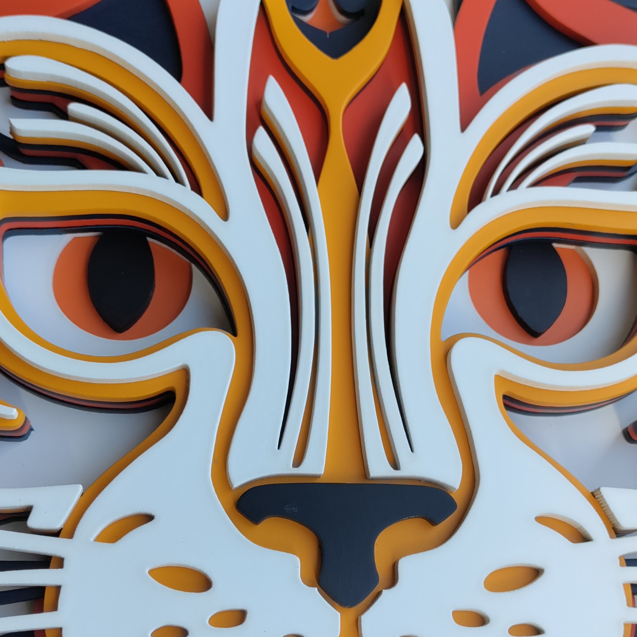 Illustration relief d’Ikena le chat, décoration murale bois dans un intérieur - zoom de face