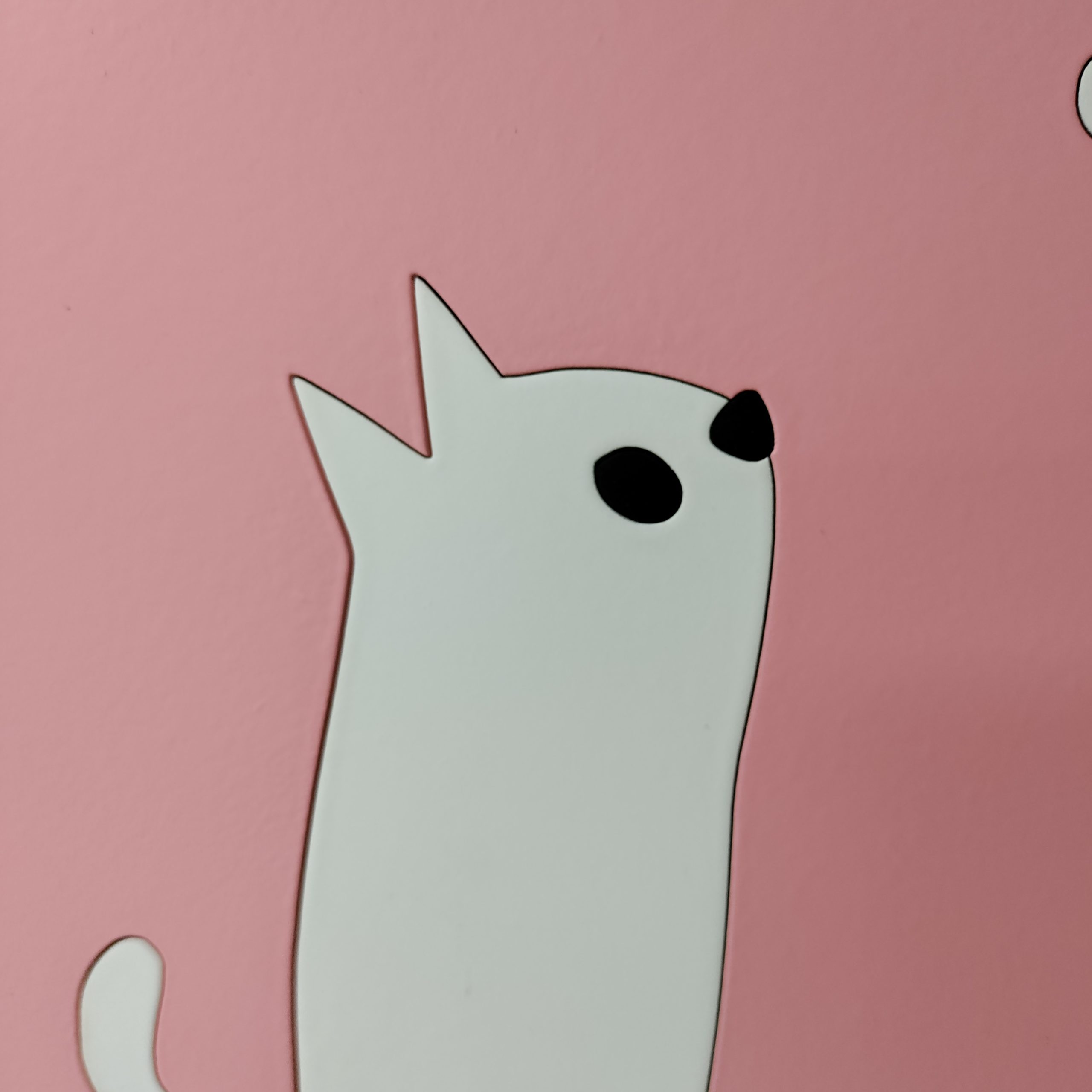 tableau en bois d'un chaton qui regarde une fleur sur fond rose