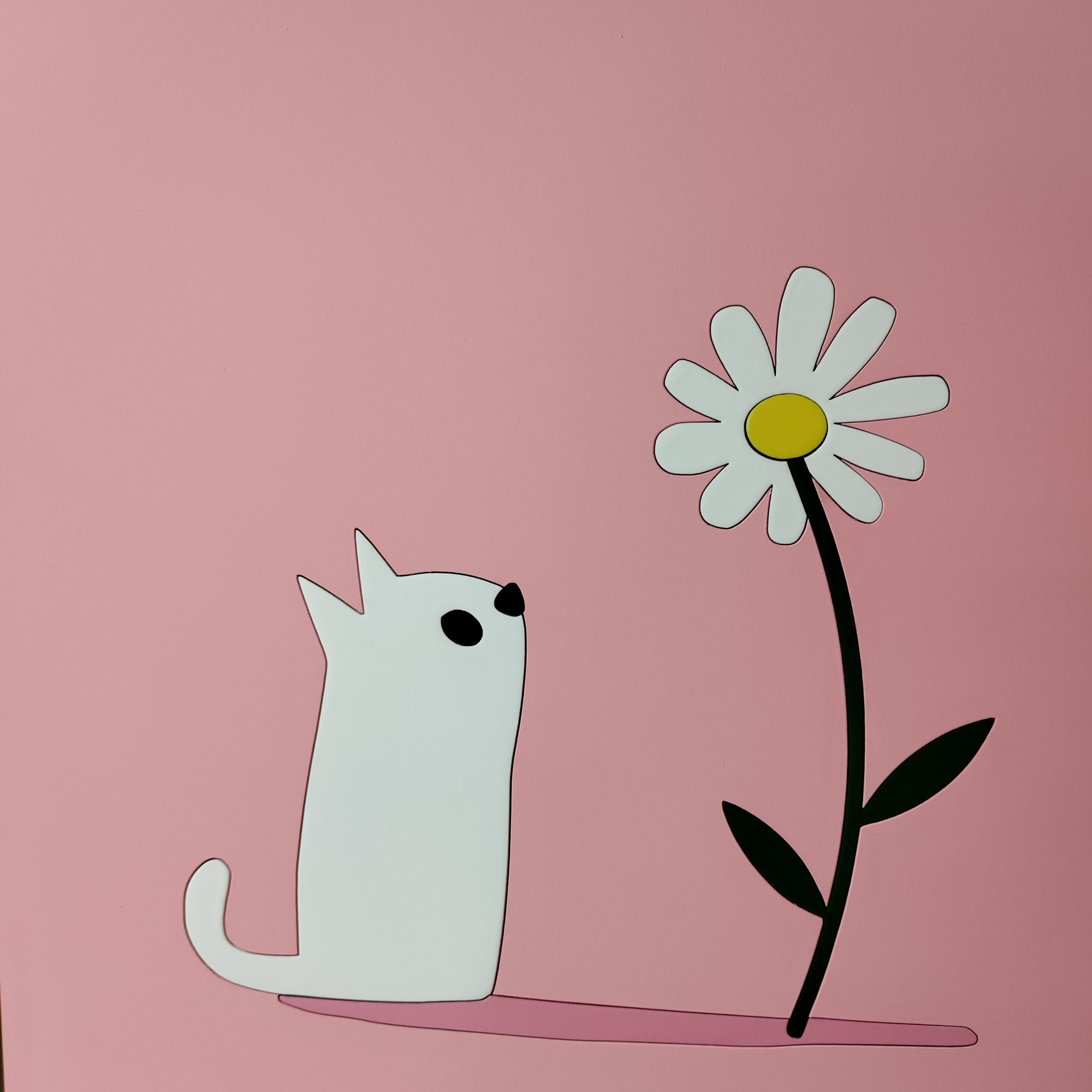 tableau en bois d'un chaton qui regarde une fleur sur fond rose