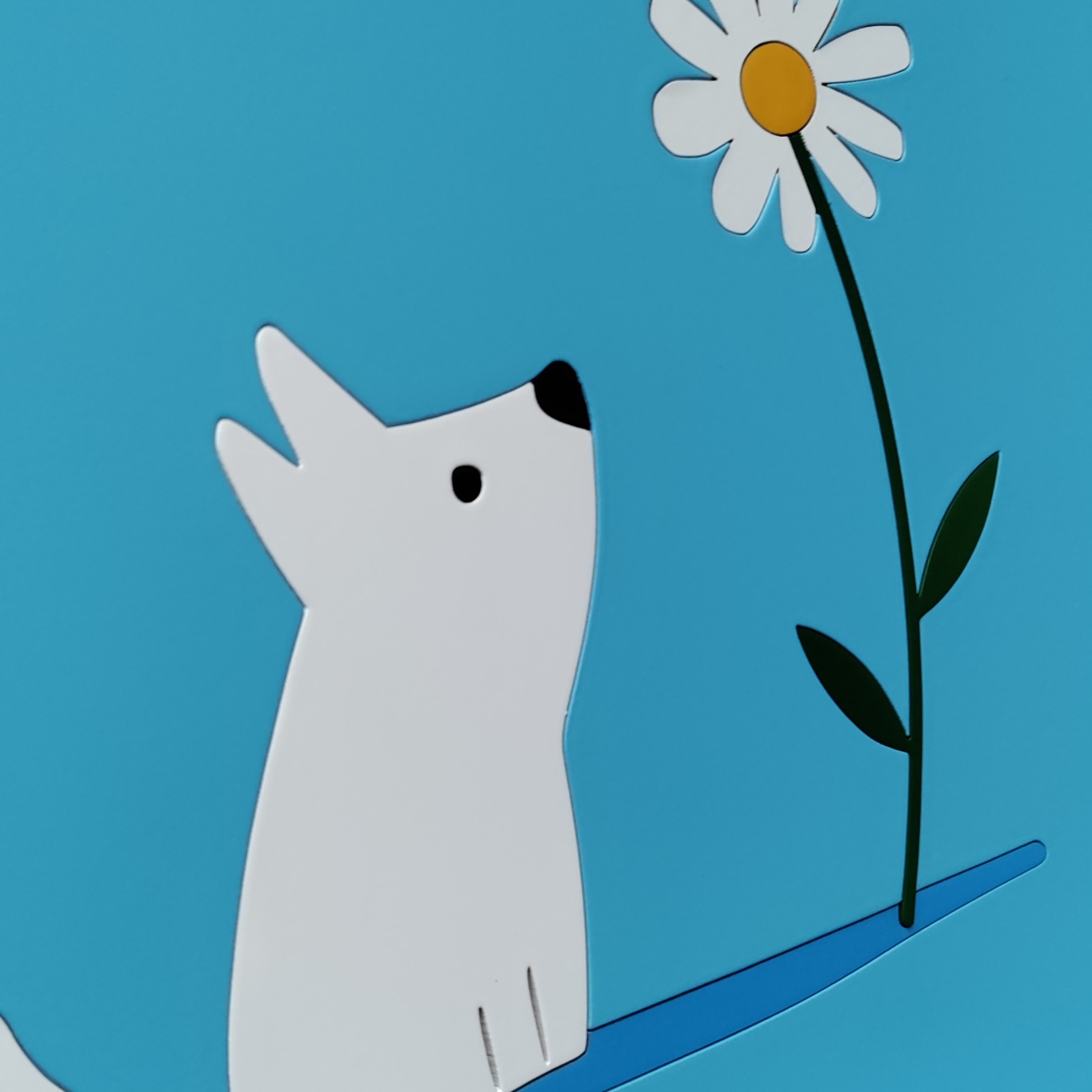 tableau en bois d'un chiot qui regarde une fleur sur fond bleu