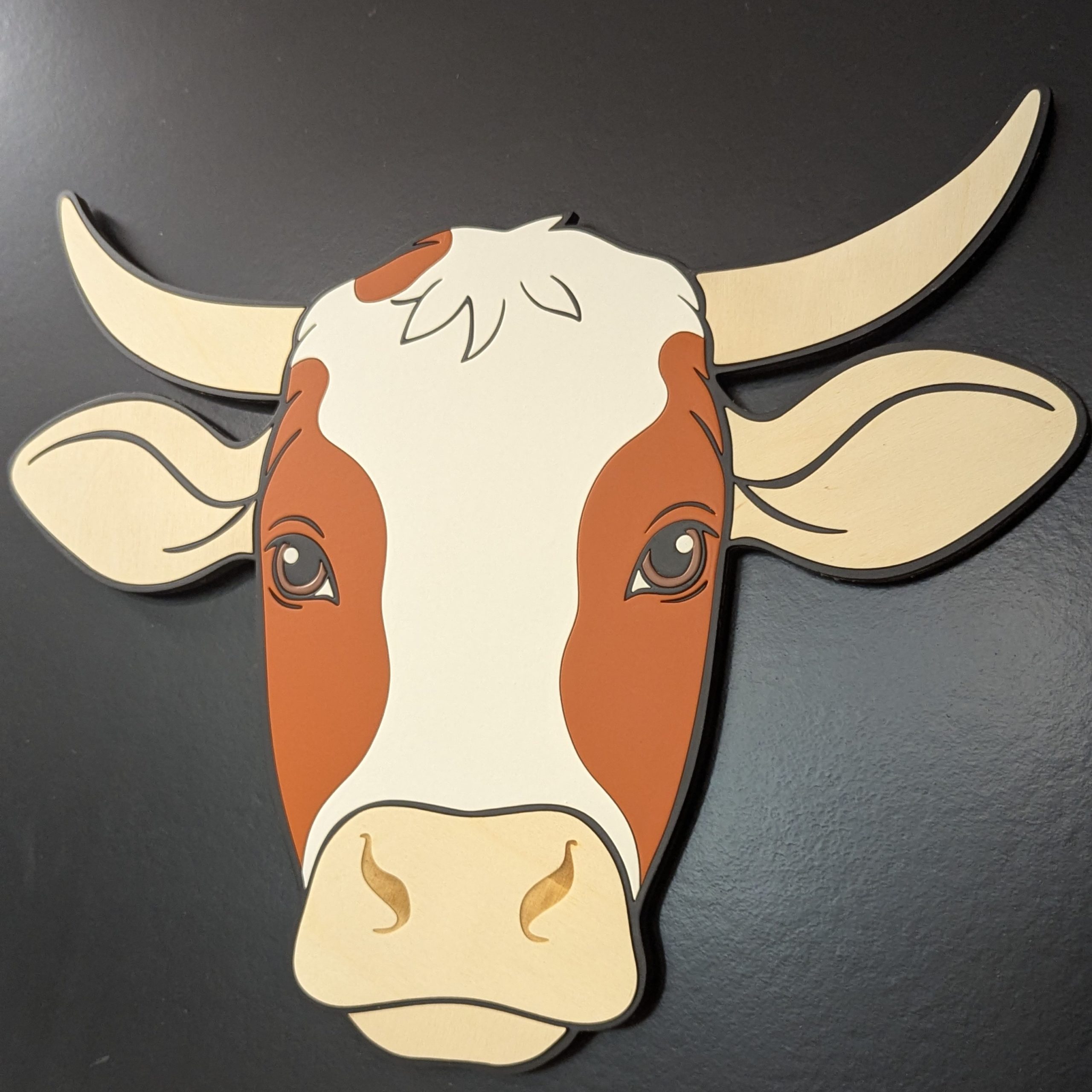marguerite la vache montbéliarde, blanche et marron orange