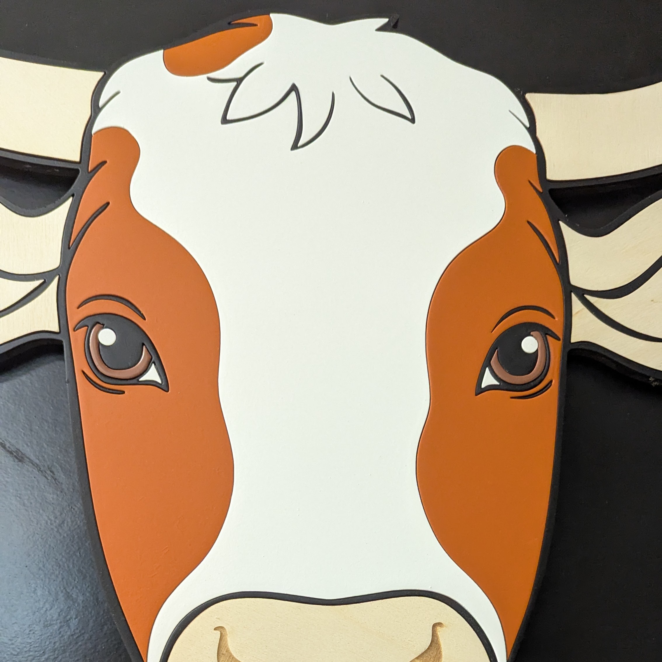 marguerite la vache montbéliarde, blanche et marron orange